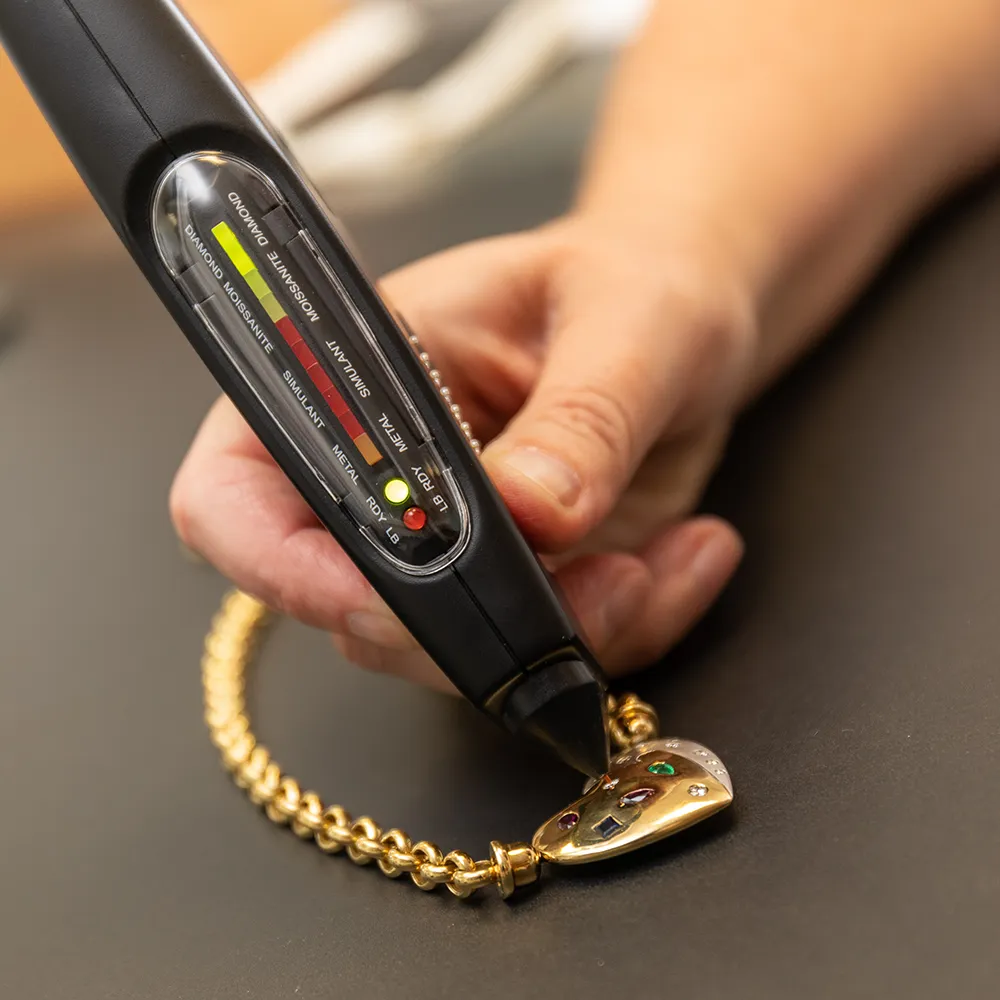 Wert einer goldenen Halskette wird geprüft